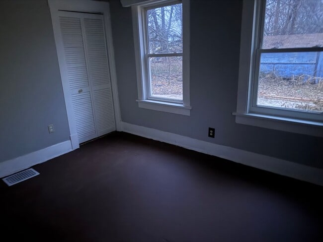 Building Photo - Cozy 2 BR/1 BA with fireplace/full basement!