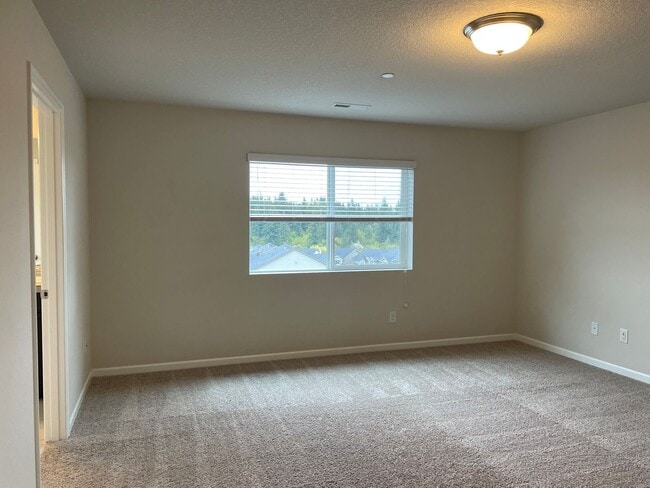 Building Photo - Beautiful 4 Bedroom 2.5 Bath Home Located ...