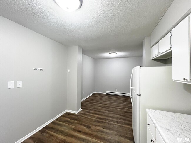 Building Photo - 15804 3rd St