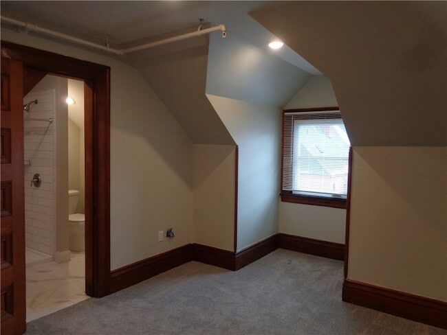 Building Photo - 22 W Third Street #203 Street Unit