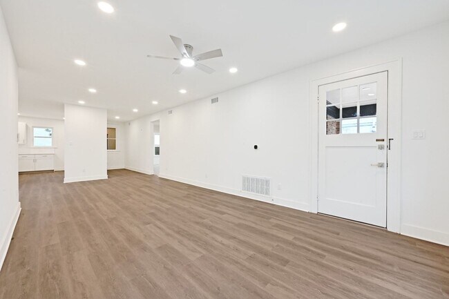 Building Photo - 9 BED 5 BATH  fully remodeled house in West Campus