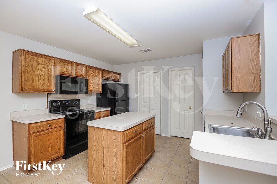 Building Photo - 729 Pace Dr