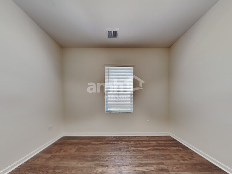 Building Photo - 123 Orion Way