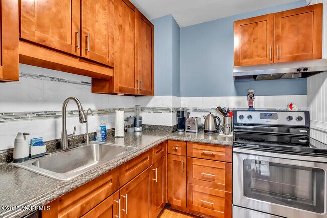 Building Photo - 317 8th Ave