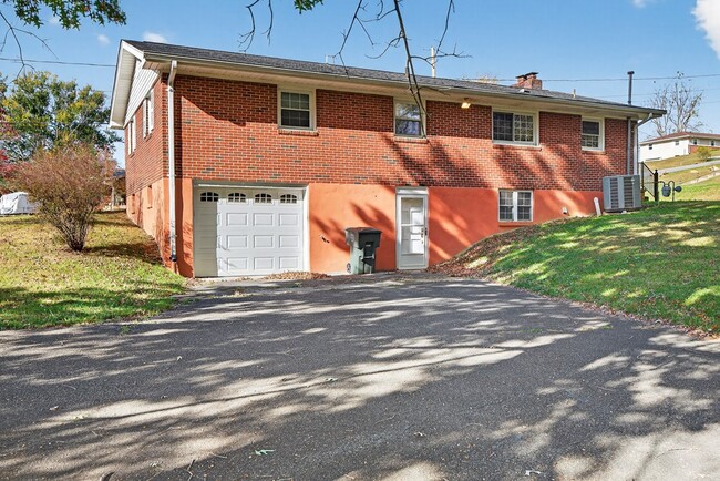 Building Photo - 316 Morningside Dr SW