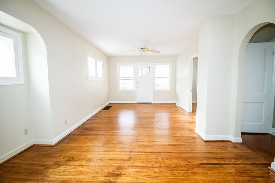 Building Photo - 4220 Caroline Ave