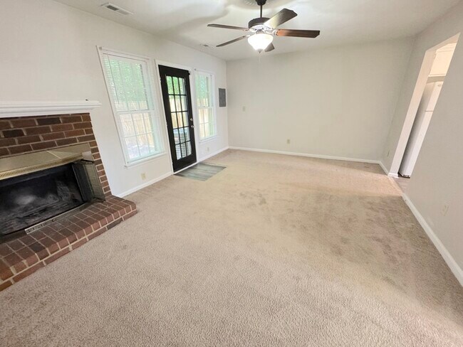 Building Photo - Come visit this cute 3 bedroom 1.5 bath in Chesapeake