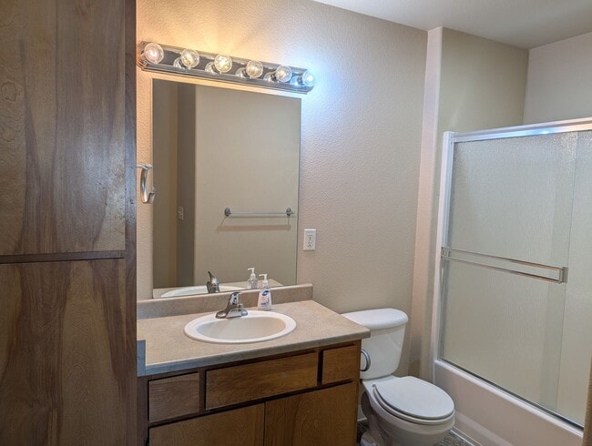 Building Photo - Clean and Upstairs 2 Bed, 2 Bath Apartment in East Medford – Juniper Ridge