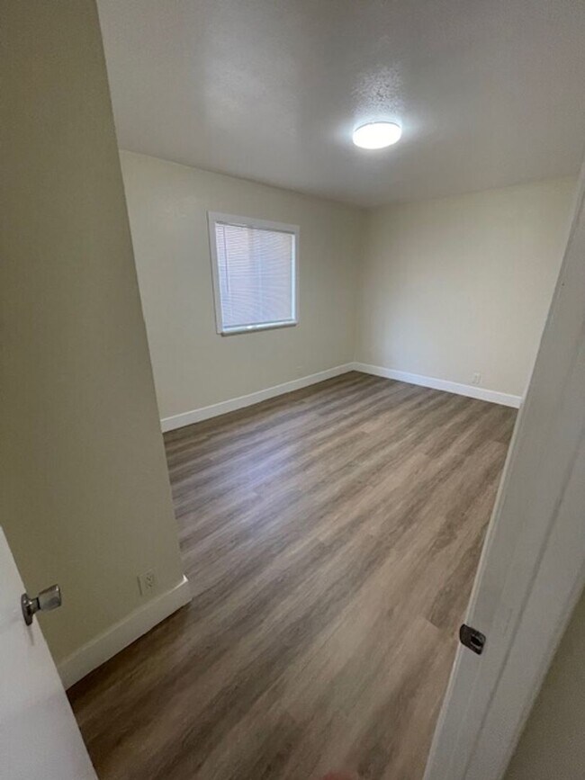 Building Photo - 1946 E 20th St