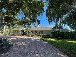 Building Photo - Seasonal 4-bedroom 4-bathroom waterfront h...