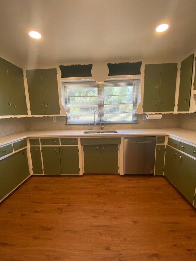 Building Photo - PRE-LEASE JULY 15th! - Adorable 4 bedroom 2.5 bath house in Athens, Ga.