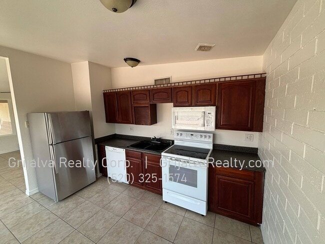 Building Photo - 3 Bedroom, 2 Bath House for Rent on the Eastside (Irvington/Kolb)