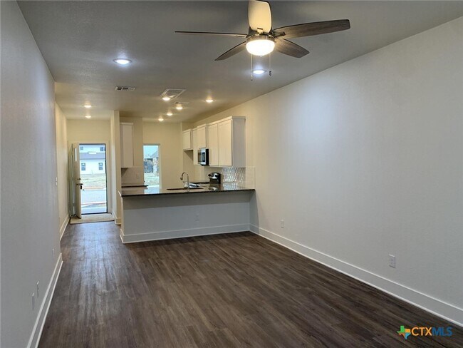 Building Photo - 1854 Royal Loop