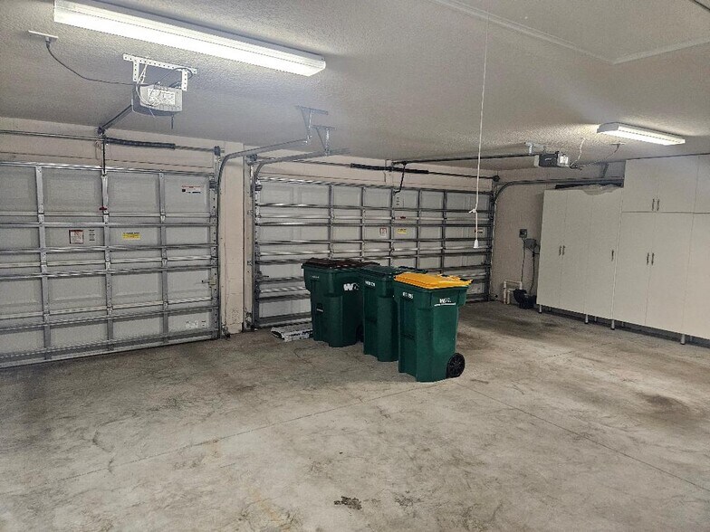 3 Car Garage - 2074 Botanica Cir