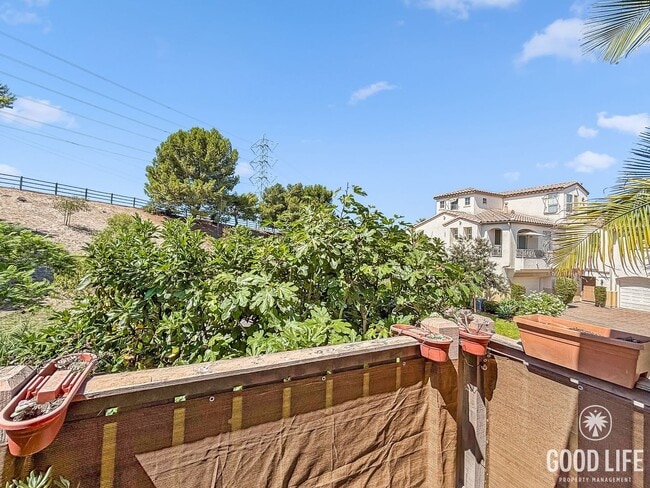 Building Photo - Stunning 3BD/2.5BA Townhouse in Eastlake W...