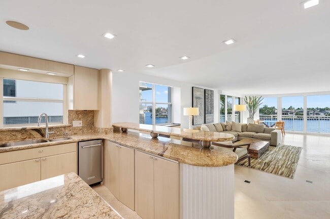 Building Photo - 511 Bayshore Dr