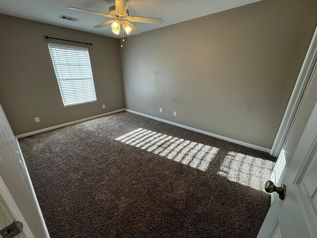 Building Photo - Highly Desirable Richmond Hill Townhome with 3 Bedroooms