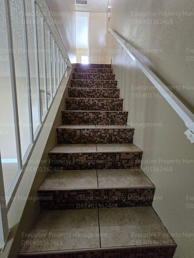 Building Photo - 2 bedroom 1.5 bathroom townhouse