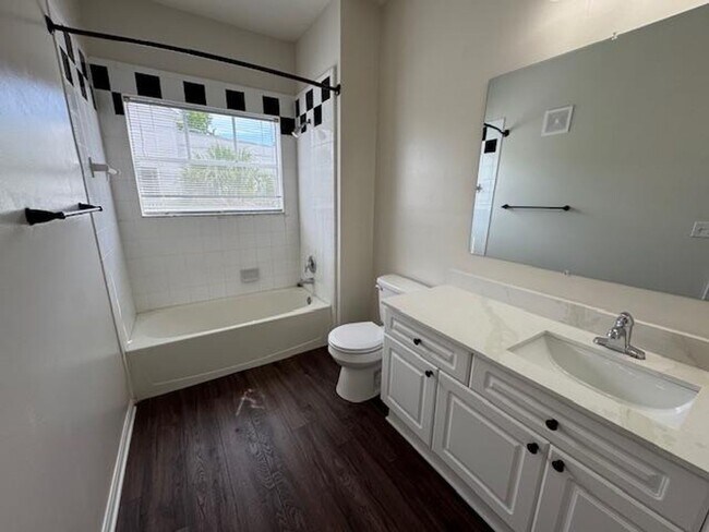 Building Photo - Renovated 3 Bedroom Top Floor Condo in Dow...