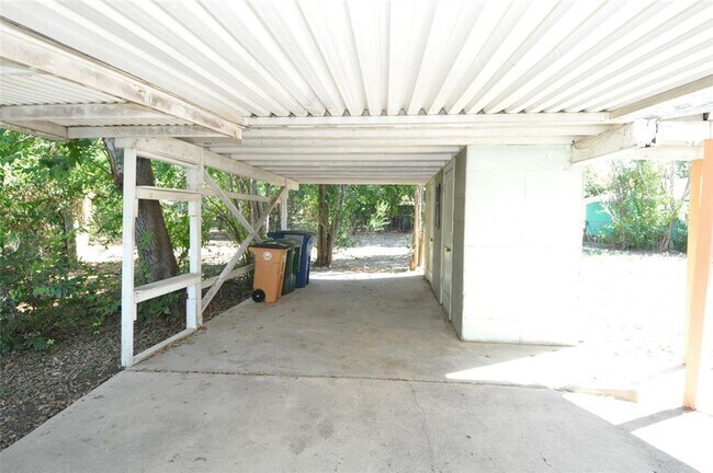 Building Photo - All appliances included! Great Location!