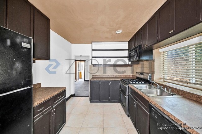 Building Photo - 82481 Valencia Ave