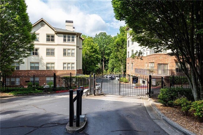 Building Photo - 5559 Glenridge Dr