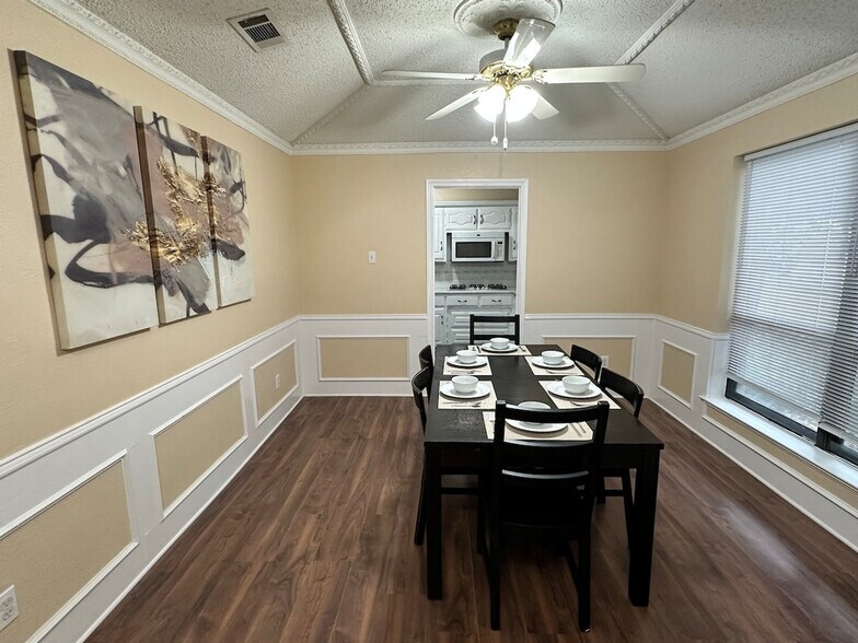Building Photo - 4821 S Country Club Rd