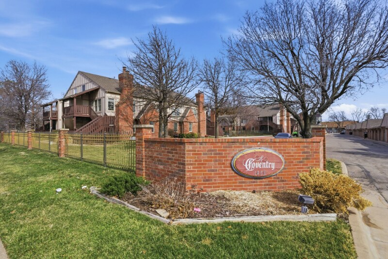 Building Photo - 1450 S Webb Rd