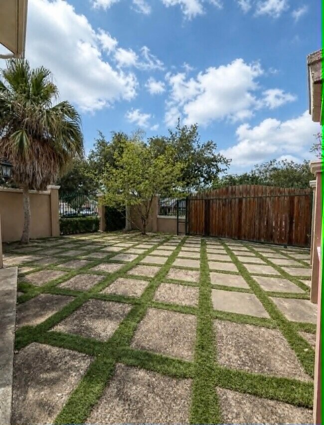 Building Photo - 3110 Jacaranda Dr
