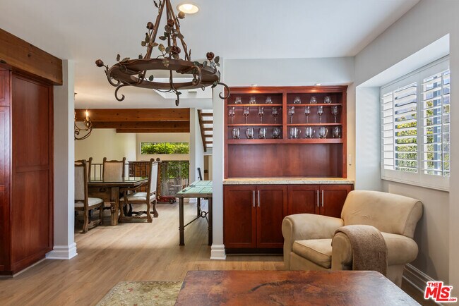 Building Photo - 1541 Palisades Dr