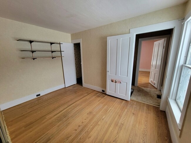 Building Photo - 45 Maple St