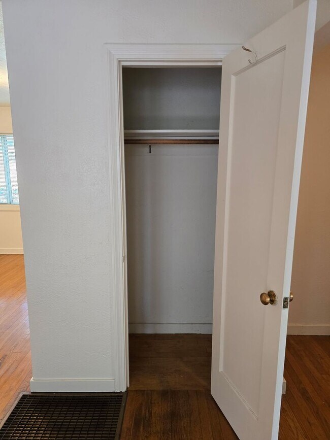 Building Photo - Downstairs one bedroom apartment available in Four-Plex!