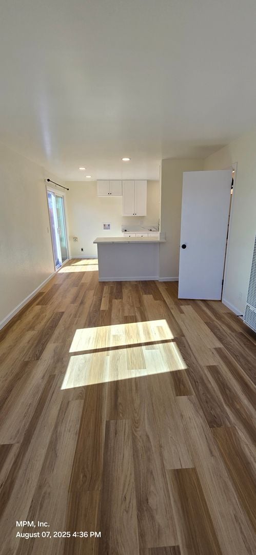 Building Photo - 2 bedroom 1.5 bath Apartment