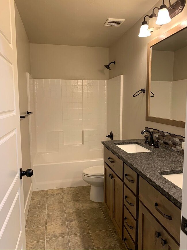 Building Photo - Beautiful 3 bed 2 bath home in the Eaglefi...