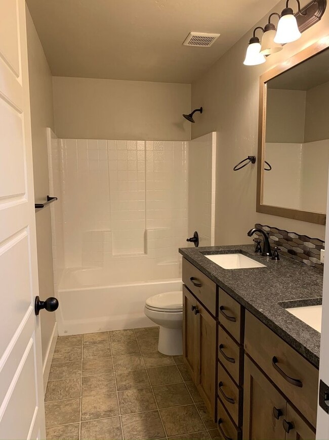 Building Photo - Move-In Special! $100 off first month's rent! Beautiful 3 bed 2 bath home in the Eaglefield Villa...