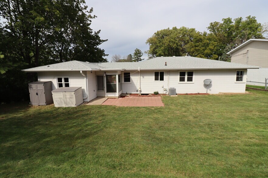Building Photo - 3020 Lindale St