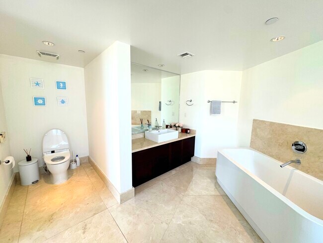 Building Photo - St. Tropez Penthouse