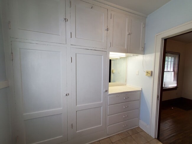 Building Photo - 524 W Seerley Blvd