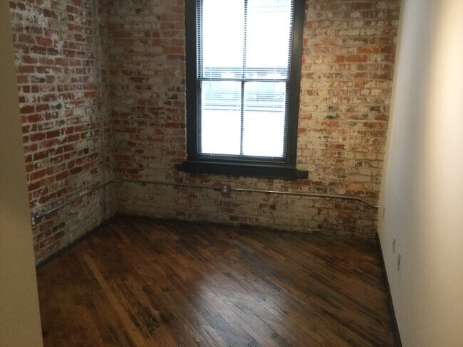 Building Photo - 1318 W Broad St