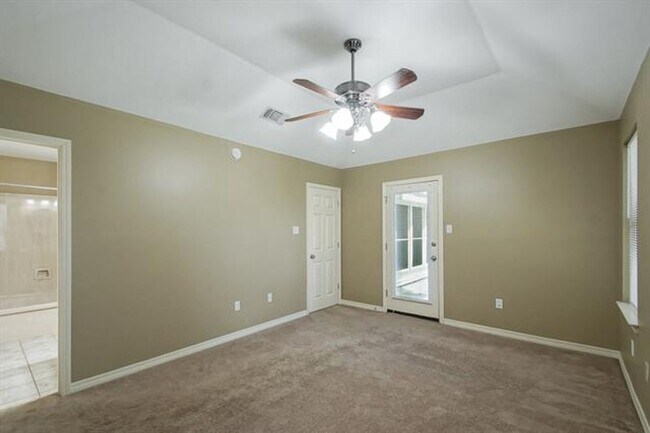 Building Photo - Newly Renovated 3 BR/2 Bath home on Suncrest Subdivision
