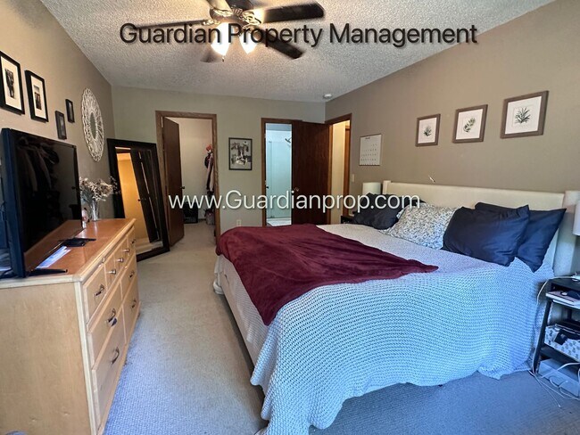 Building Photo - St Louis Park 2 Bedroom Town Home, Dishwasher, 1 Car Garage, Central Air, W/D