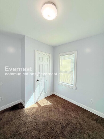 Building Photo - 2484 Woodmere St