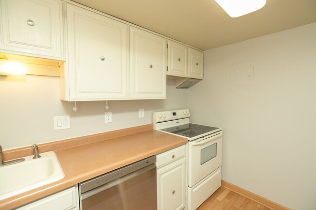 Building Photo - FALL RENT DEAL! Unbeatable Views, Ample Am...