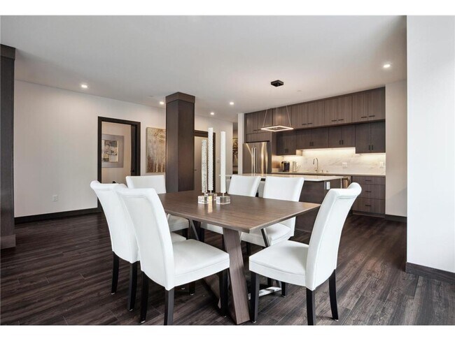 Building Photo - 253 Lake St E