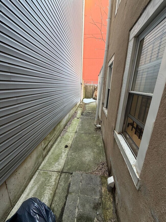 Building Photo - 1630 N Sydenham St