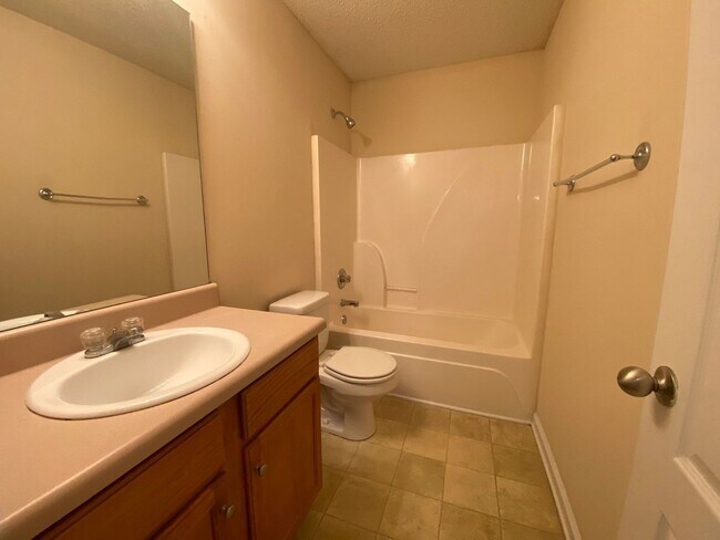 Building Photo - PRE-LEASING FOR MAY 2026 ! 1/2 DEPOSIT SPECIAL