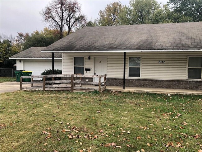 Primary Photo - 807 Maple Dr