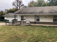 Building Photo - 807 Maple Dr