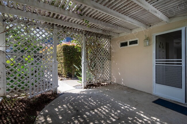 Building Photo - *OPEN HOUSE: 8/30 1:30-2:30PM* Studio in t...