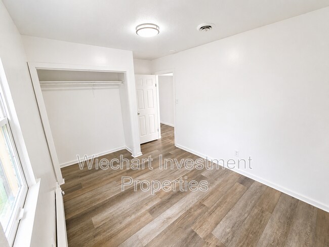 Building Photo - 933 1/2 W Wayne St